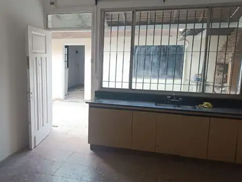 Excelente Casa con Entrada Para 4 Autos y Amplio Quincho. Especial para desarrollo de PA 80 m2 aprox.