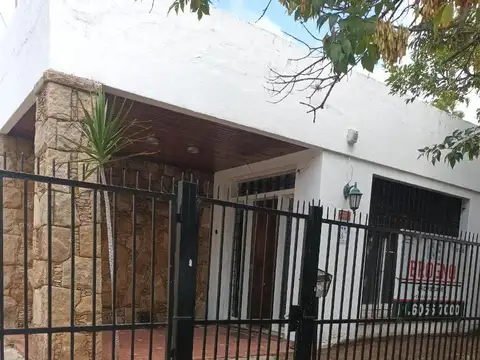 Excelente Casa con Entrada Para 4 Autos y Amplio Quincho. Especial para desarrollo de PA 80 m2 aprox.