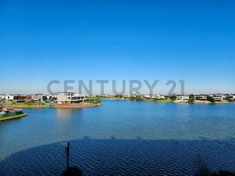 Islas del Golf Nordelta La Mansa con vista al lago central en venta.