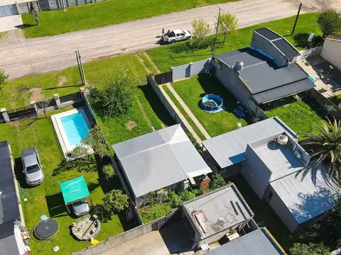 VENTA DE LOTE CON CONSTRUCCION EN AZUL