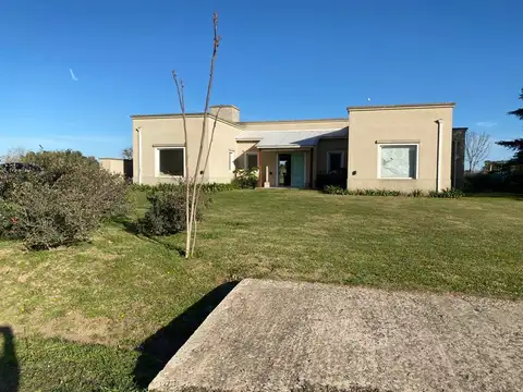 VENTA CASA AL GOLF, EN LA PRIMAVERA GOLF DE CARLOS KEEN, LUJAN