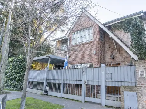 Casa de  4 ambientes con cochera y dependencia en venta en San Isidro