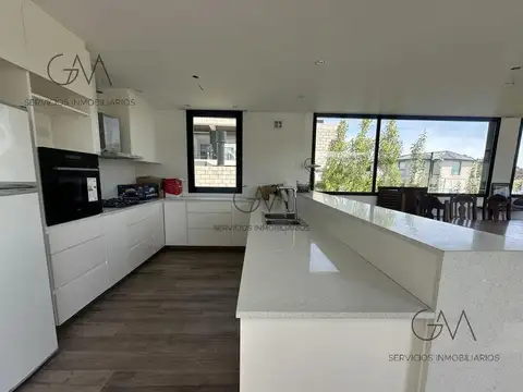 Casa 5 ambientes con 4 baños