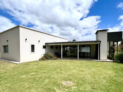 Casa 4 ambientes con 3 baños