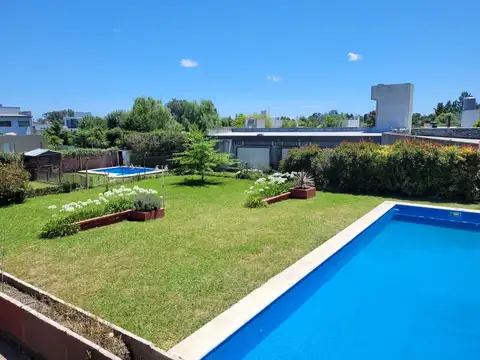 CASA EN VENTA SICARDI PARQUE PILETA