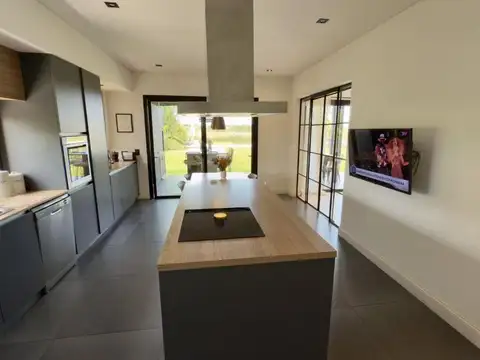 Casa en Alquiler con 2 cocheras