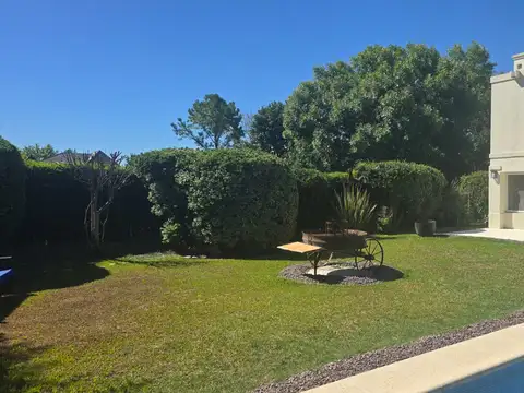 Casa en Alquiler con 2 cocheras