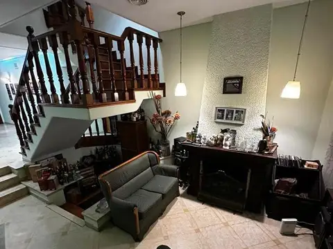 VENTA EXCELENTE CHALET 4 AMBIENTES  C/COCHERA Y SALA DE JUEGOS
