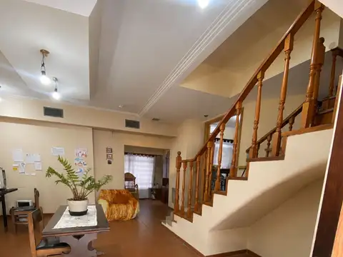 Casa 7 ambientes con 2 baños