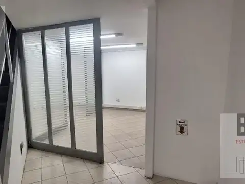 Oficina 8 ambientes con 4 baños