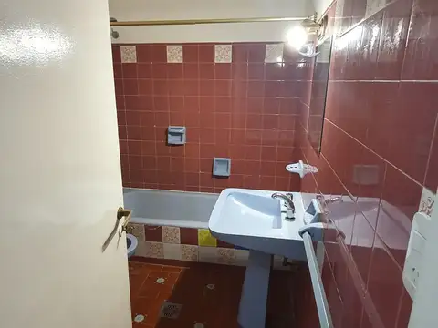 Casa en muy buena Ubicacion- Garage y fondo libre