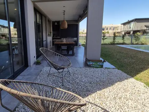 Casa 5 ambientes con 3 baños