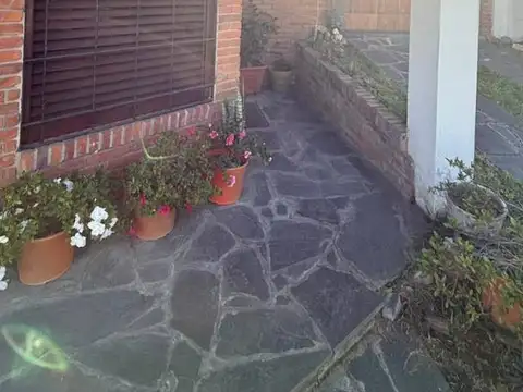 Casa 5 ambientes con 2 baños