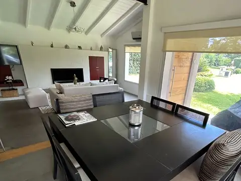 Casa en Alquiler con 4 cocheras