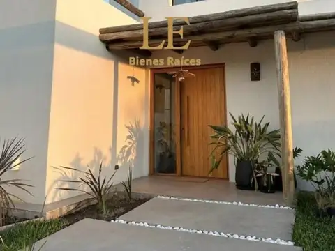 Casa 5 ambientes con 3 baños