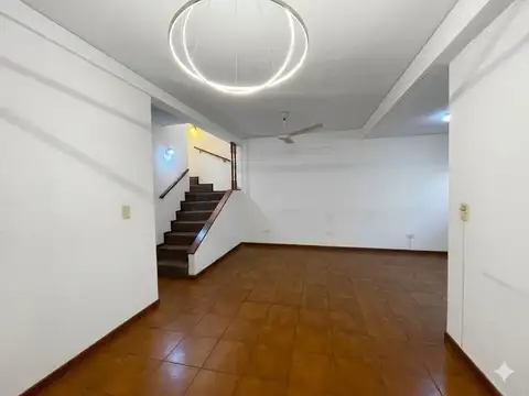 Casa de 4 ambientes con Cochera en Venta en Ramos Mejia