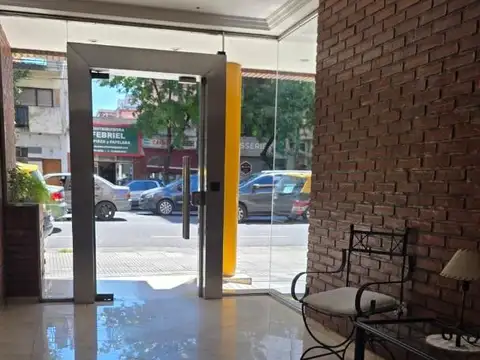 Monoambiente muy cómodo contra frente con balcón 