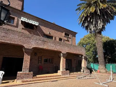 Casa en venta con parque y pileta