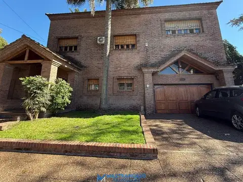 Casa en venta con parque y pileta