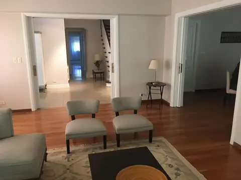 Casa en Alquiler con 2 cocheras