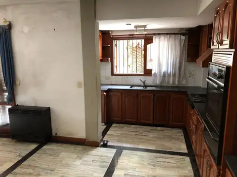 CASA - 4 AMB - LOTE 10X28 - CON PATIO Y COCHERA P/ 3 AUTOS - CON RENTA