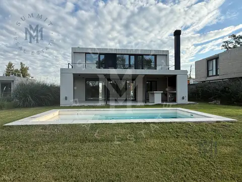 Casa en Venta con 3 cocheras