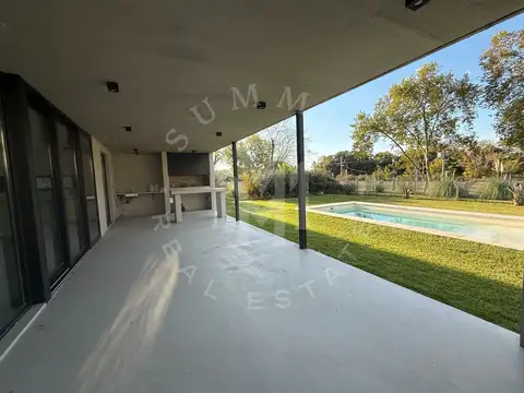 Casa en Venta con 3 cocheras