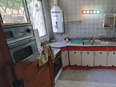 CASA CHALET EN VENTA INMEJORABLE UBICACION OLIVOS A REFACCIONAR