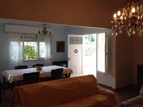 Casa quinta amoblada, con 30 mts de frente por 50 mts de fondo, parque, piscina y quincho