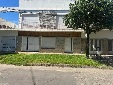 Casa en PH al frente de 2 dormit COCHERA y PATIO