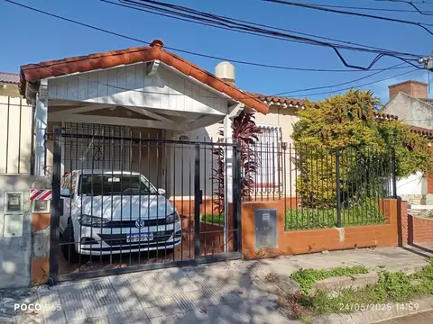 CHALET 3 AMBIENTES Y ESCRITORIO.