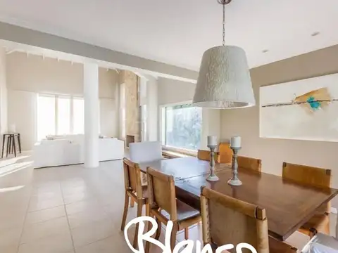 Casa en Alquiler con 3 cocheras