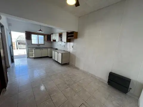 CASA CUATRO DORMITORIOS CON PATIO Y COCHERA EN VENTA