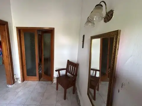 Casa 8 ambientes con 2 baños