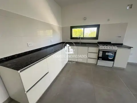 Casa en Alquiler con 2 cocheras
