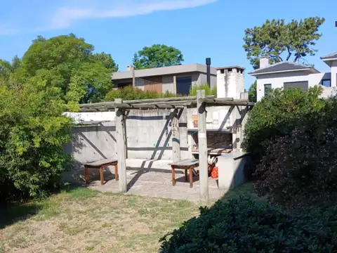 Casa en venta de 3 dormitorios c/ cochera en Parque Miramar