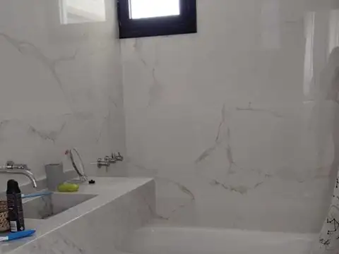 Casa en Alquiler con 1 cochera