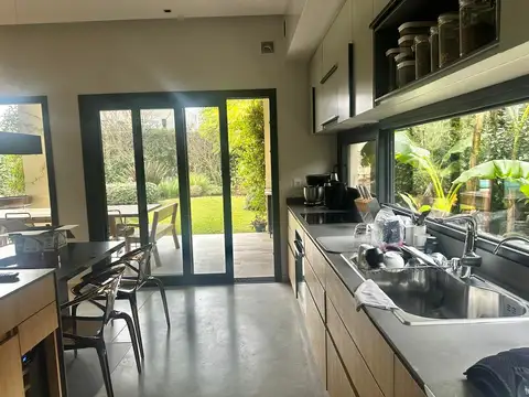 Casa en Alquiler Temporal con 3 cocheras