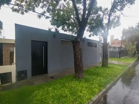 Venta/Permuta Casa Dos Dormitorios Jardin. Zona Sur