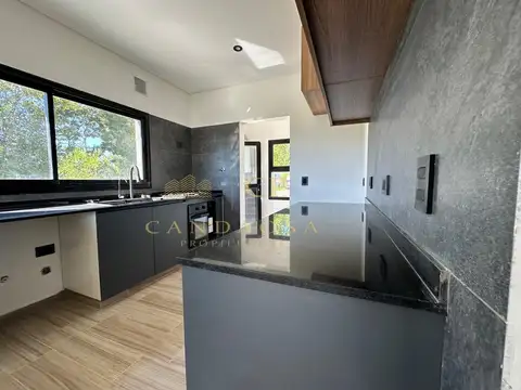 Casa en Venta con 3 cocheras