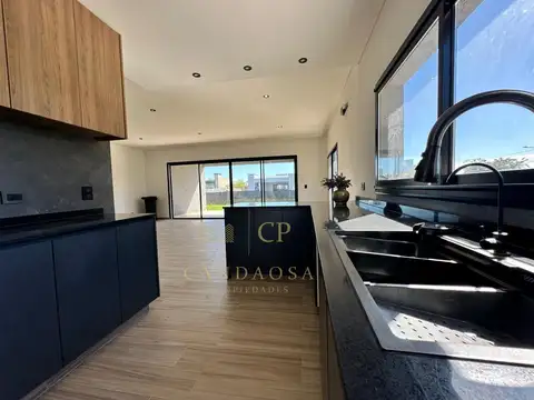 Casa en Venta en Pilar del Este - Santa Lucia, USD 173.000