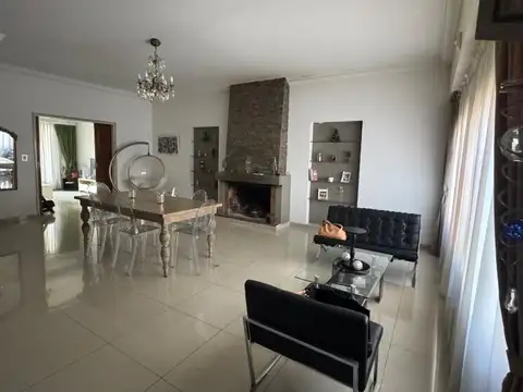 Casa 5 ambientes en Venta. Gelly obes 200. Villa sarmiento