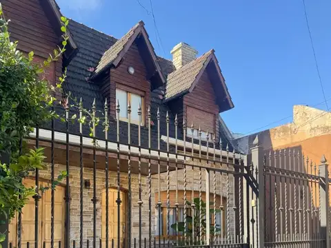Casa 5 ambientes en Venta. Gelly obes 200. Villa sarmiento