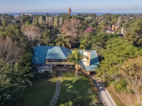 Casa de tres plantas en el Golf