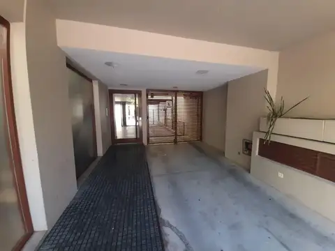 Cochera semi cubierta a metros de la estacion de tren Villa Ballester.