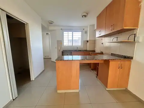 Excelente Departamento de 3 ambientes en Monte Castro en Alquiler