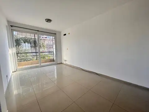 Excelente Departamento de 3 ambientes en Monte Castro en Alquiler