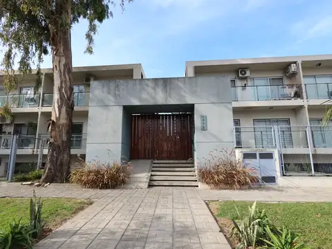 Departamento 2 ambientes, con cochera y balcon - excelente ubicacion 