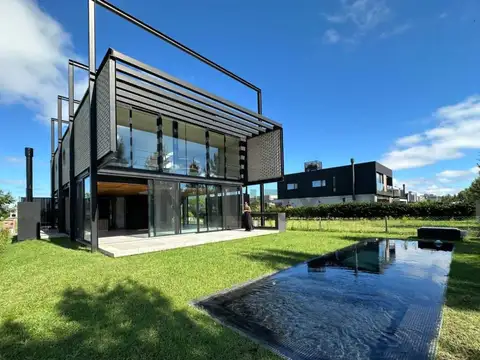 Venta casa a estrenar 6 ambientes con vista al arroyo en Barrio Castaños Nordelta