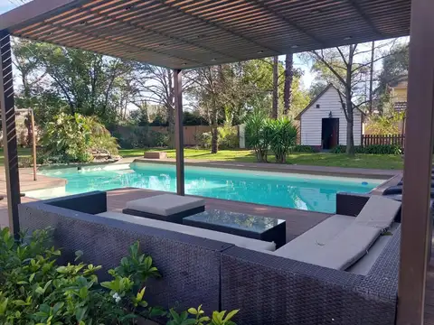 Casa en Alquiler con 4 cocheras